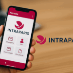 Logo IntraParis nomade et application affichée sur smartphone en vue paysage pour un accès mobile aux services RH